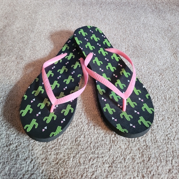 2 Pairs of Fun Cahtties Flip Flops L(9/10) - Picture 2 of 8